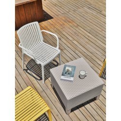 Silla con coderas Milos apilable