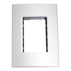 PLACA RECTANGULAR 3 MÓDULOS COLOR TECH PLATA